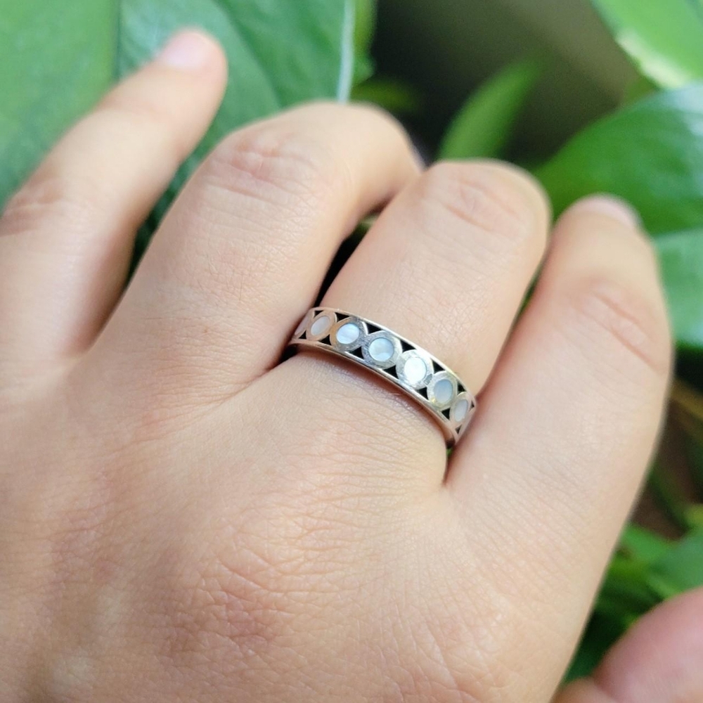 Vintage Inlaid Mother of Pearl 925 Sterling Silver Dainty Ring Band, size 6.75